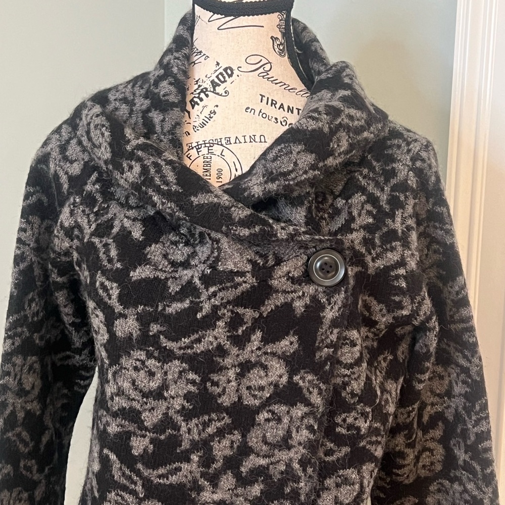 Ellen Tracy Wool Blend One Button Cardigan |Gray & Black Roses | SZ L | Like New - Picture 7 of 11